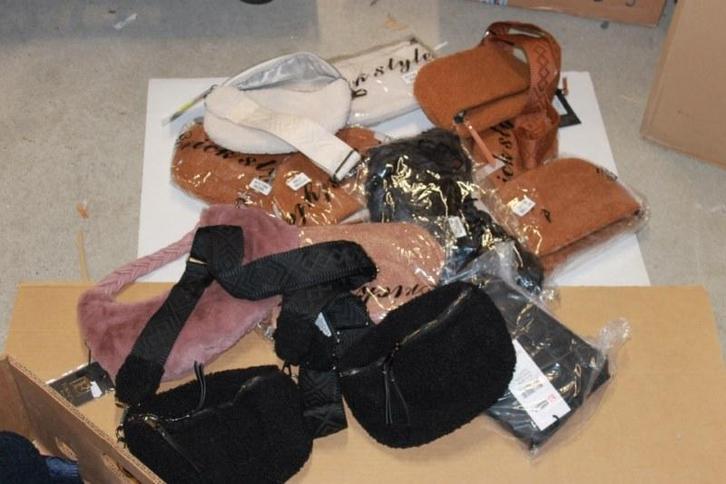 Partij tassen mix geleverd   13 stuks  in ds 3, Diversen, Rommelmarktspullen