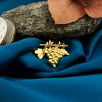 18 Krt. Gouden broche van een tros druiven (kettinghanger), Ophalen of Verzenden, Gebruikt, Overige kleuren, Goud