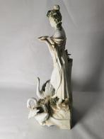 Capodimonte - Beeld, Una donna - 57 cm - Biscuit porselein, Antiek en Kunst