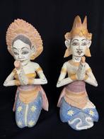 Bruidsbeelden met een Barong masker - Loro Blonyo -