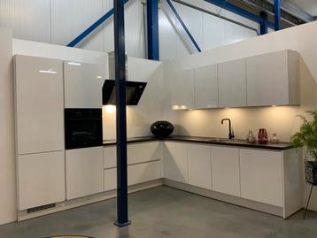 Complete Keuken compleet geleverd NIEUW op maat HADISCHA beschikbaar voor biedingen