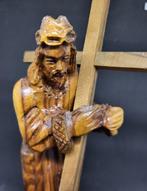 Figuur - Jezus draagd kruis - 27 cm - olijfhout, Antiek en Kunst