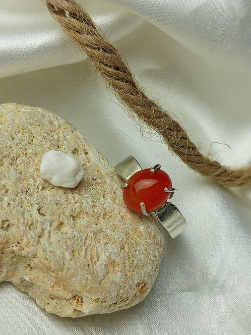 Handgemaakt zilveren ring 925 met topkwaliteit Cornelian,, Verzamelen, Mineralen en Fossielen