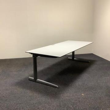 Tweedehands Ahrend bureau 200x80cm, licht grijs trespa blad