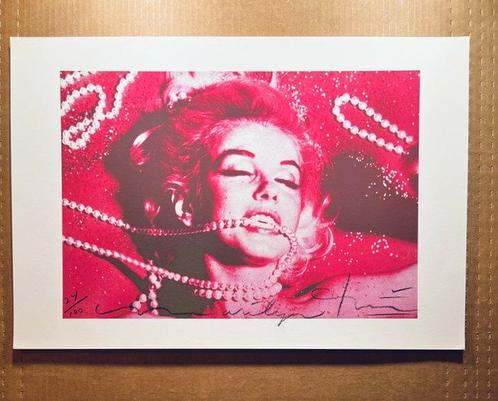 Bert Stern - Marilyn Monroe strangled by the pearls red, Antiek en Kunst, Kunst | Schilderijen | Modern