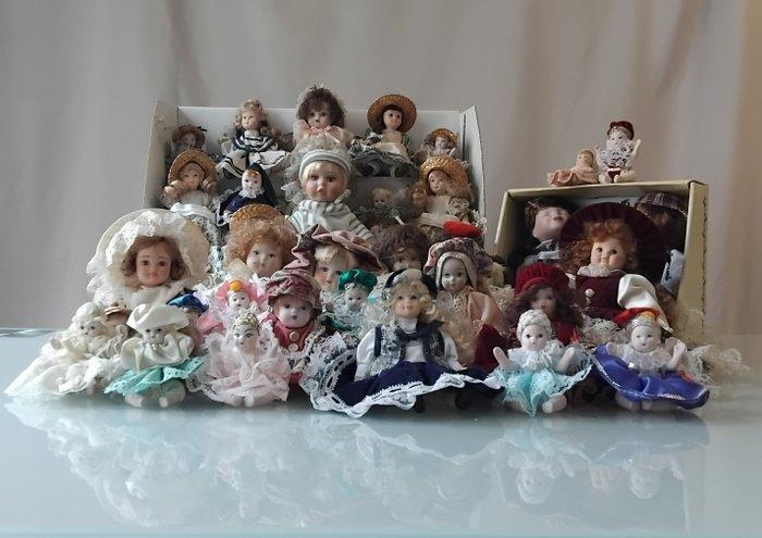 Themacollectie - Porseleinen pop (37) - Capodimonte, e, Antiek en Kunst, Antiek | Speelgoed