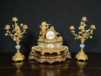 Klok en garnituur set (4) Napoleon III - sevres, Verguld, Antiek en Kunst