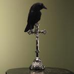 Kraai op Kruis Taxidermie Opgezette Dieren By Max, Ophalen of Verzenden, Nieuw, Vogel, Opgezet dier