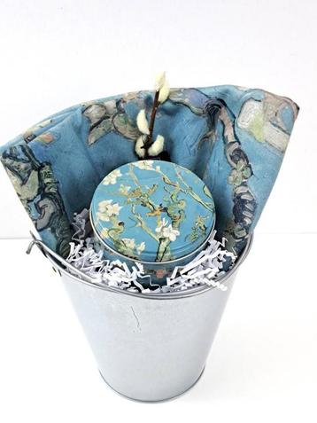 Miss Bucket -  Amandelbloesem v. Gogh beschikbaar voor biedingen