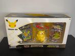 Pokémon - 1 Box - Celebrations Pikachu VMAX Premium Figure, Hobby en Vrije tijd, Verzamelkaartspellen | Pokémon, Nieuw