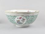 Kom - AN UNUSUAL AND VERY LARGE CHINESE FAMILLE ROSE BOWL, Antiek en Kunst