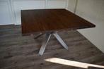 Vierkante notenhouten eettafel 135 x 135 cm met rvs spinpoot