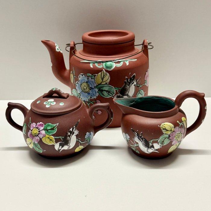 Theeservies - Yixing klei, Emaille - Emaille Reliëfdecor, Antiek en Kunst, Antiek | Overige Antiek