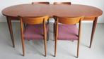 Eettafel - Walnoot, Stof - Vier vintage stoelen, Antiek en Kunst