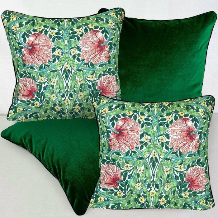 New set of 4 cushions. Two of them made with Morris & Co, Antiek en Kunst, Curiosa en Brocante