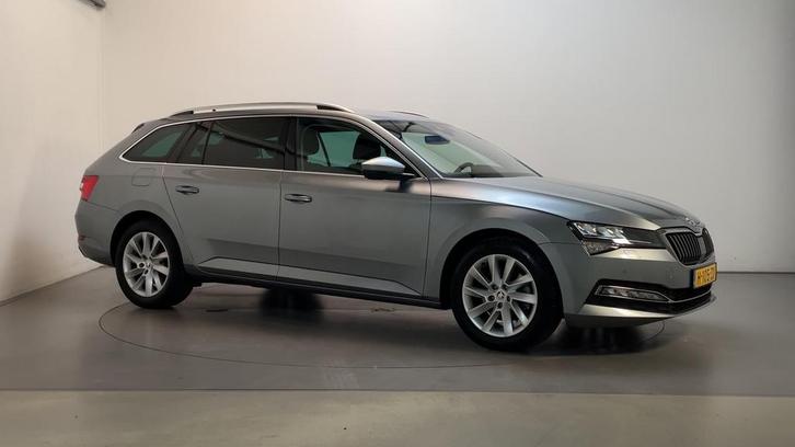 Zakelijke Lease |  Škoda Superb Combi 1.5 TSI 150pk DSG ACT, Auto's, Skoda, Dealer onderhouden, Lease, Grijs, Automaat, Stationwagon