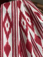 Dubbel breed, geweven stof met etnisch ikat-patroon in het