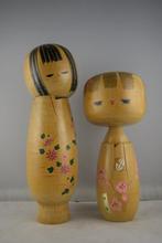 Twee vintage Kokeshi-poppen - Hout - Toshiharu and Masayuki, Antiek en Kunst