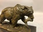 sculptuur, Beer vangt vis - 14 cm - Brons