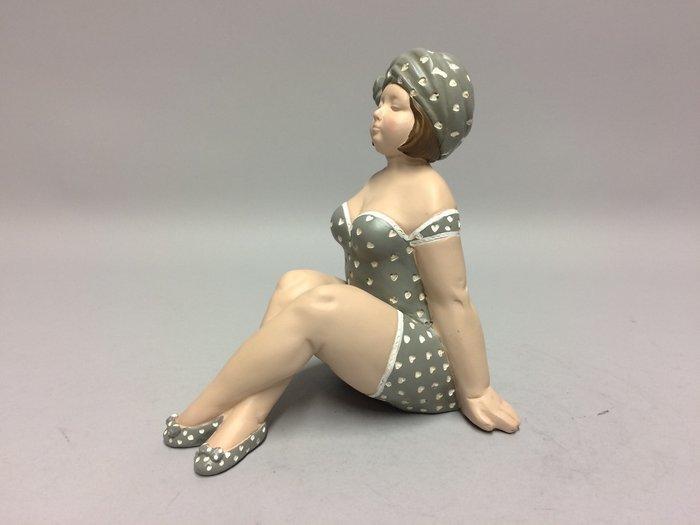 Beeldje - Vrouw in de zon - Polystone - gemalen steen, Antiek en Kunst, Curiosa en Brocante