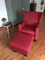 Leren oorfauteuil met houten poten - met hocker - rood leer, Ophalen of Verzenden, Nieuw, Leer