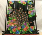Een vintage Japanse Uchikake bruidskimono – zwart met pauw-