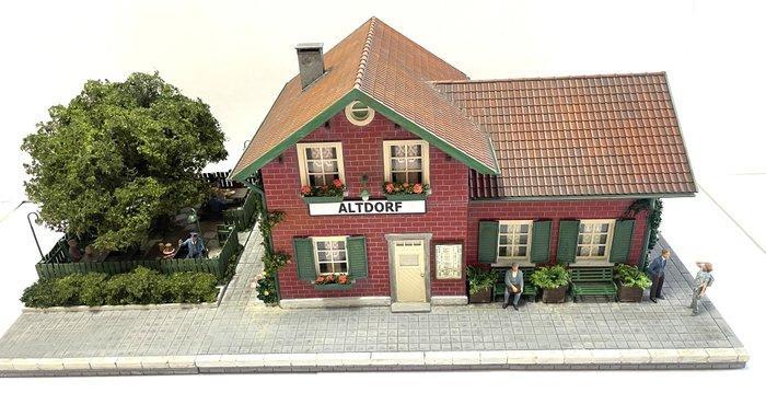 Onbekend - Diorama Altdorf stationsgebouw met terras en, Hobby en Vrije tijd, Modeltreinen | Overige schalen