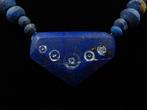 Bactrian Ketting van lapis kralen met versierd amulet. - 40, Sieraden, Tassen en Uiterlijk, Antieke sieraden