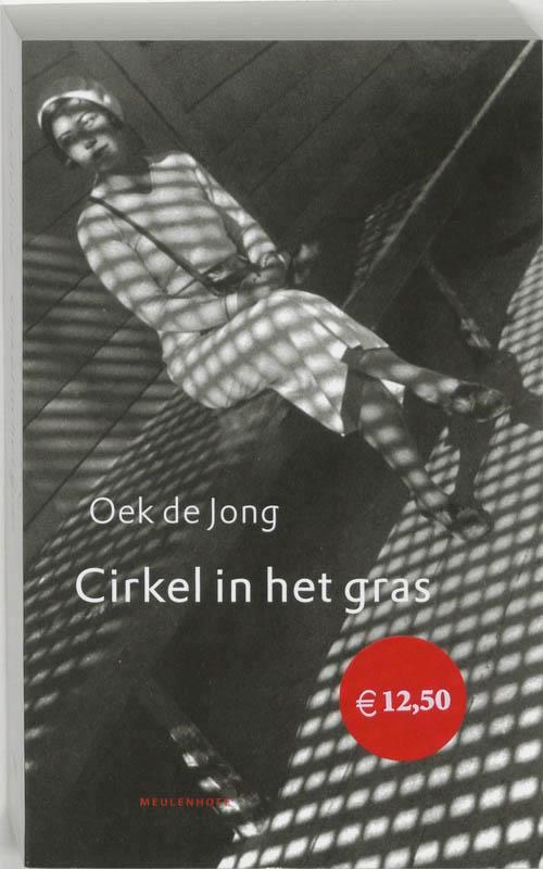 Cirkel in het gras 9789029072441 Oek de Jong, Boeken, Romans, Gelezen, Verzenden