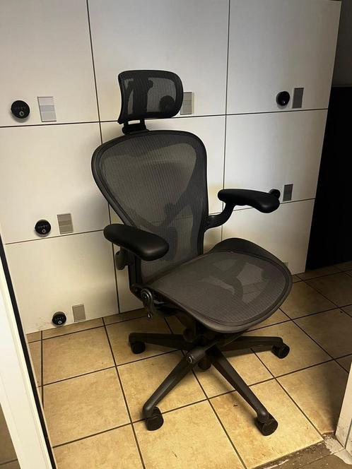 Nieuwste Herman Miller Aeron Inclusief Hoofdsteun, Huis en Inrichting, Bureaustoelen, Bureaustoel, Zwart, Zo goed als nieuw, Ergonomisch