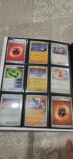Pokémon - 54 Incomplete Album - prismatic evolutions -, Hobby en Vrije tijd, Verzamelkaartspellen | Pokémon, Nieuw