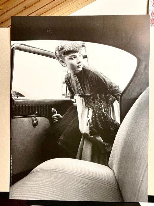 Bob Willoughby - Audrey Hepburn getting into the car, Huis en Inrichting, Overige Huis en Inrichting