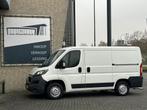 Peugeot Boxer 330 2.0 BlueHDI L1H1*A/C*CRUISE*NAVI*HAAK*TEL*, Auto's, Stof, Gebruikt, Euro 6, Wit
