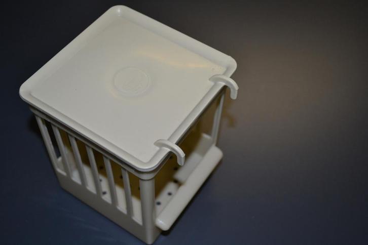 3835 tralie nestkast kunststof, Dieren en Toebehoren, Vogels | Hokken en Kooien, Nieuw, Ophalen of Verzenden