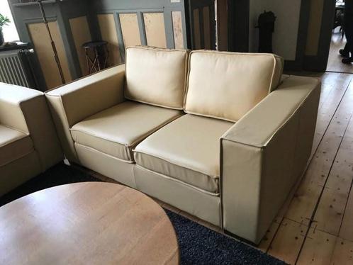 Leren 2-zits bank met Franse stiknaad en houten poten - geel, Huis en Inrichting, Banken | Bankstellen, 150 tot 200 cm, 75 tot 100 cm
