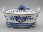 Een Delfts blauw en wit tin geglazuurd botervlootje -