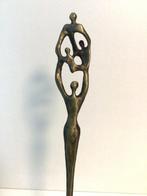 Corry Ammerlaan - Artihove - sculptuur, “ Op handen dragen “, Antiek en Kunst