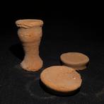 Oud-Egyptisch Terracotta Groep offerplaten en een vaas. Oude