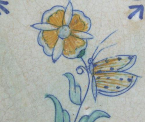 Tegel - Gekleurde Bloem met Vlinder. - 1600-1650, Antiek en Kunst, Antiek | Glas en Kristal
