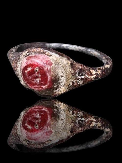 Oud-Romeins Brons, Stunning Intaglio Carnelian Serpent Seal, Sieraden, Tassen en Uiterlijk, Antieke sieraden