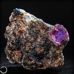 Zeldzame Padparadscha saffierkristal in matrix, onbewerkt -