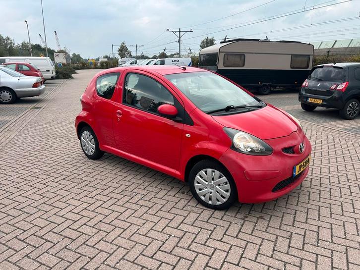 Toyota Aygo 1.0 12V Vvt-i 3DRS MMT 2006 Rood, Auto's, Toyota, Geïmporteerd, Te koop, Handgeschakeld, Hatchback, Rood, Grijs, Stof
