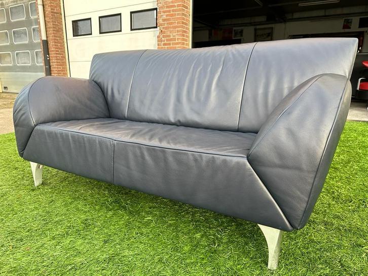 Bank JORI Longueville JR8100 leer blauw zetel sofa design, Huis en Inrichting, Banken | Bankstellen, Rechte bank, Zo goed als nieuw