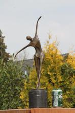 sculptuur, modern Bronzen beeld Dansende Vrouw op marmer