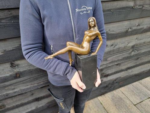 Beeld, Large Bronze Posing Lady on Marble - 33 cm - Brons,, Antiek en Kunst, Curiosa en Brocante