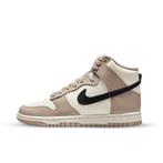 -9% Nike  Nike Dunk high fossil stone (w)  maat 39, Kleding | Dames, Schoenen, Verzenden, Nieuw, Grijs