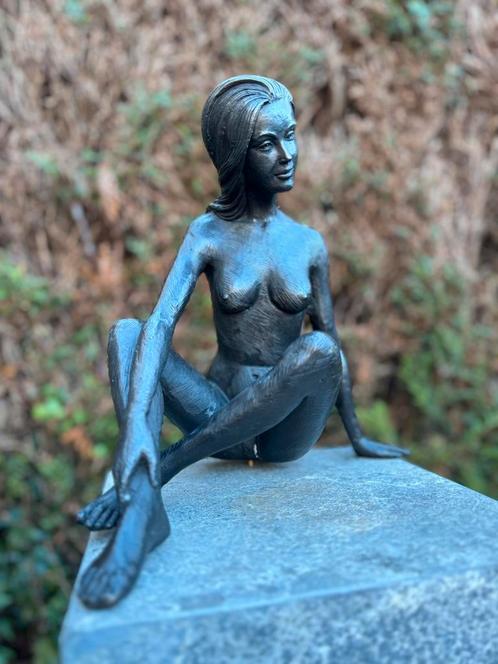 Bronzen Beeld Zittend Naakt Vrouw - Sculptuur - Interieur, Tuin en Terras, Tuinbeelden, Mensenbeeld, Nieuw, Metaal, Verzenden