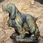 Sculptuur in grijze labradoriet die een hond voorstelt ø
