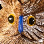 Uil uit steen gesneden op een basis van natuurlijk kwarts -