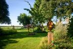 IJzeren tuinbeeld op hardhouten sokkel, Tuin en Terras, Tuinbeelden, Nieuw, Metaal, Abstract beeld